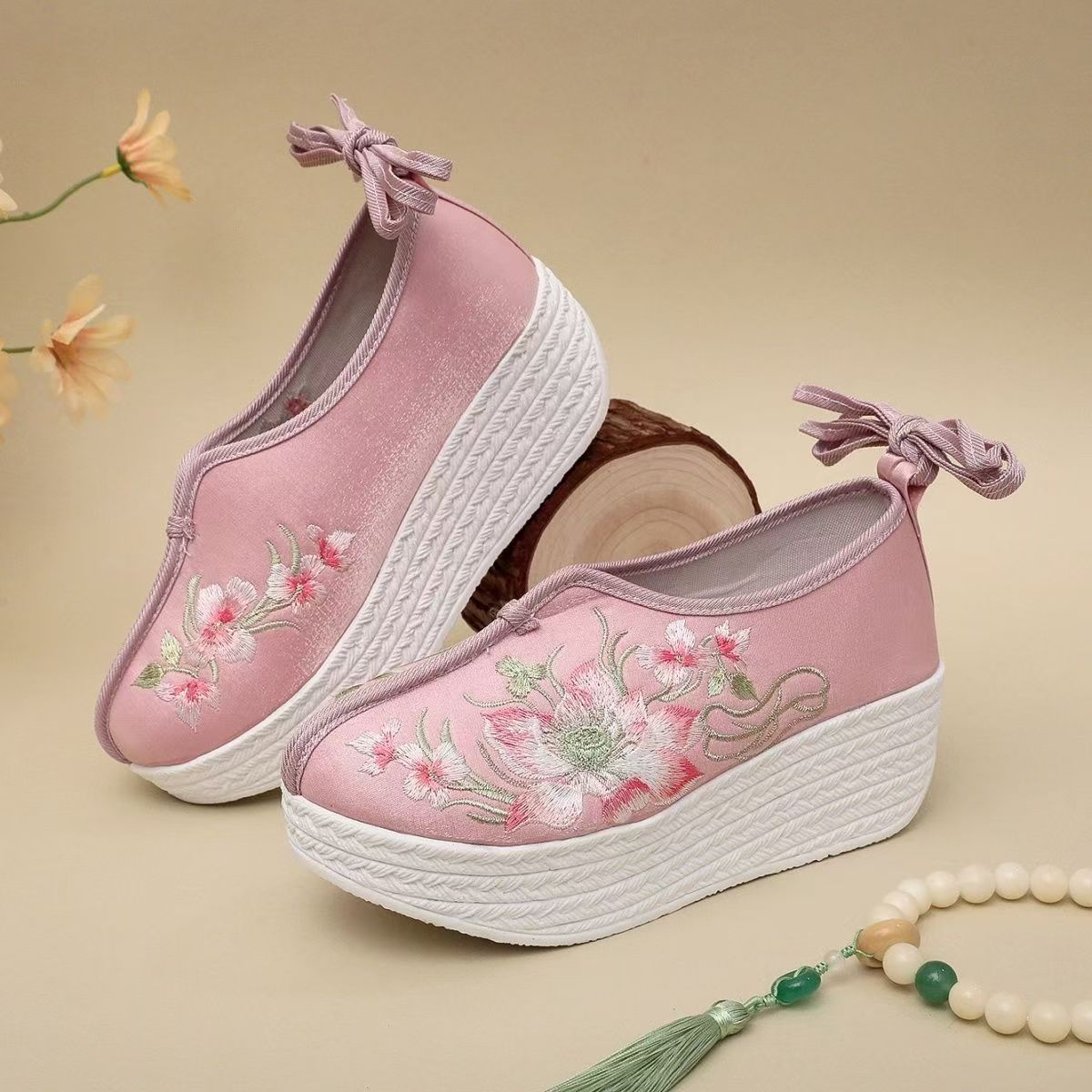 Ethnic Style - Sepatu Wanita Gaya Etnik Wedges Bordir
