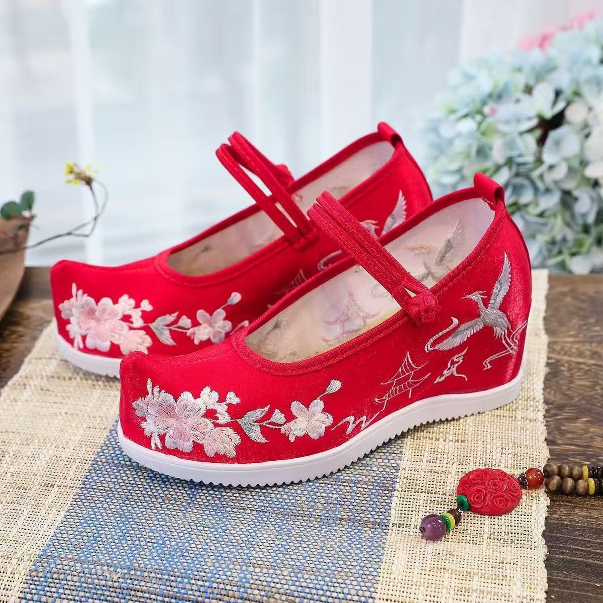 Ethnic Style - Sepatu Wanita dengan Bordir Internal, Sol
