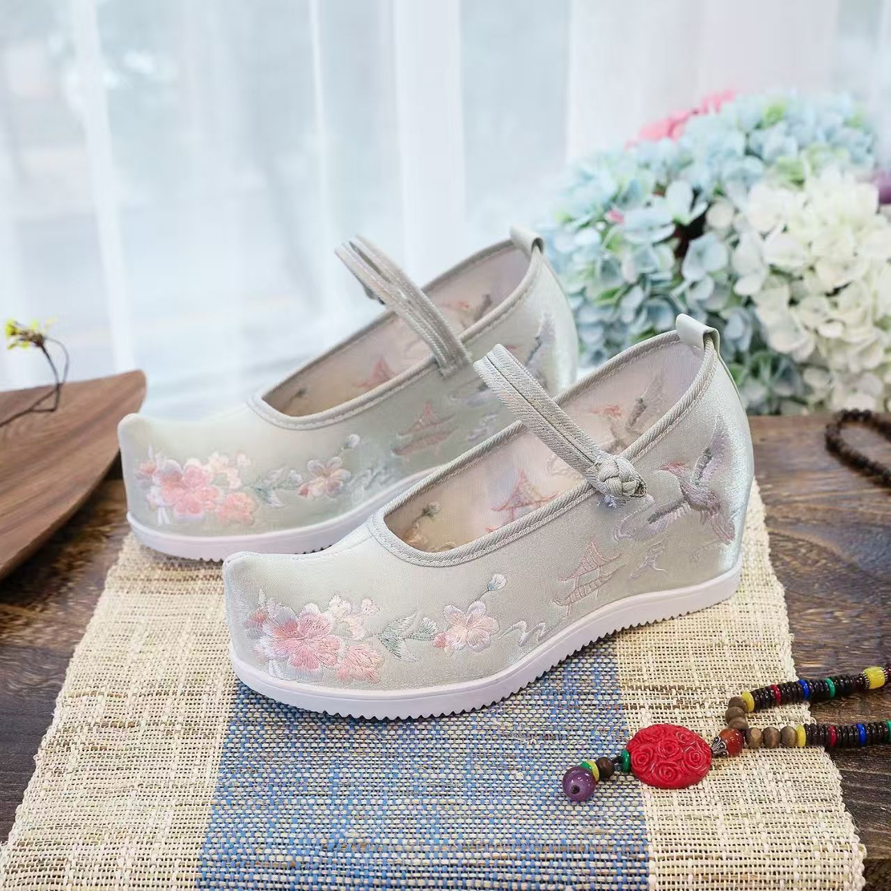 Sepatu Wanita dengan Bordir In - Ethnic Style ulasan dan harga