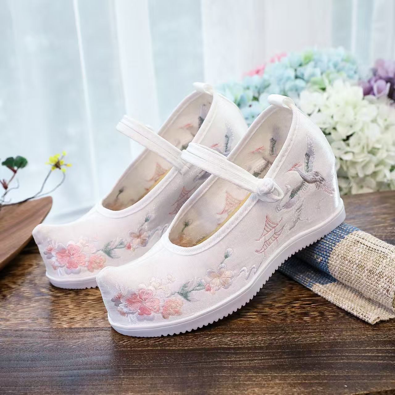 Sepatu Wanita dengan Bordir In - Ethnic Style ulasan dan harga