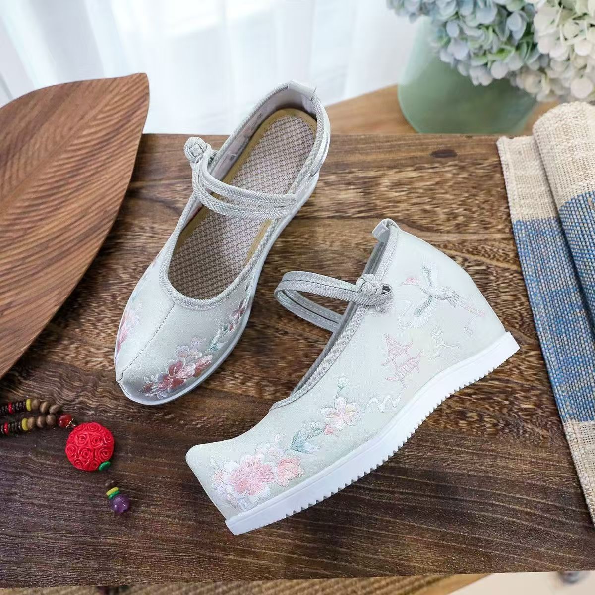 Sepatu Wanita dengan Bordir In - Ethnic Style ulasan dan harga